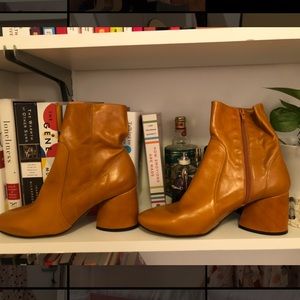NWOB intentionally blank size 10 brown booties